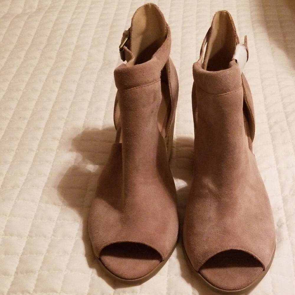 Size 9.5 Sole Society taupe open to bootie